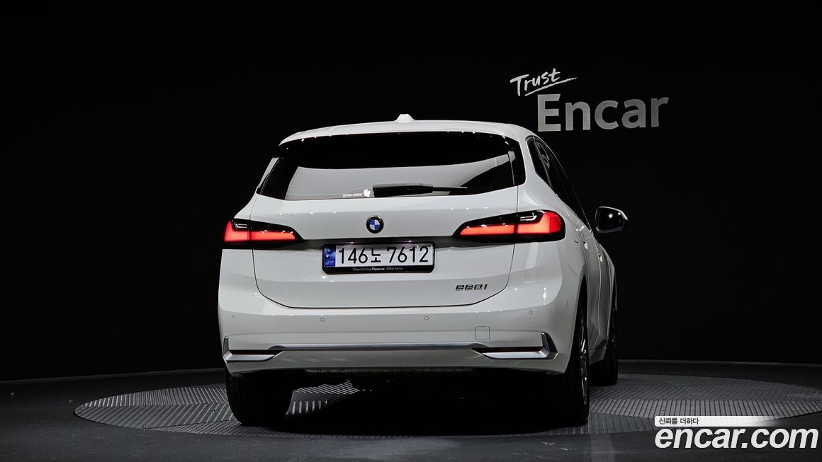 BMW 2-Series 220i Luxury, 2023