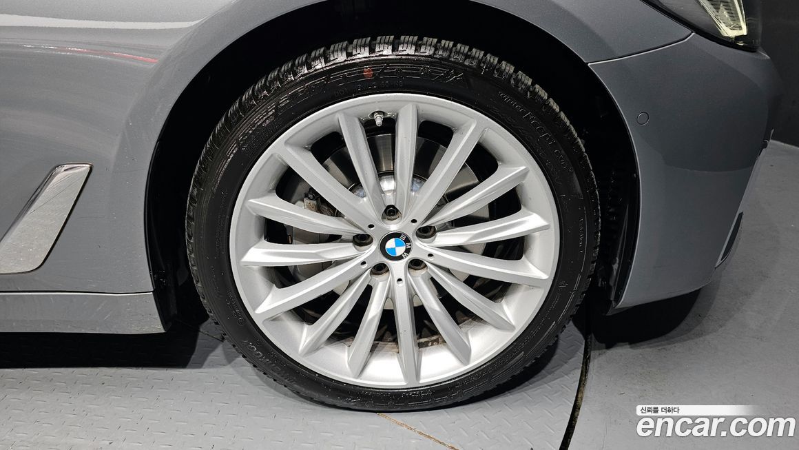 BMW 5-Series 530i Luxury, 2023