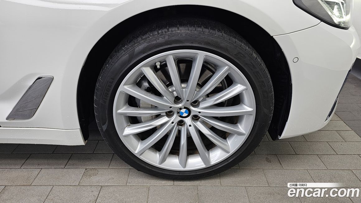 BMW 5-Series 530i xDrive Luxury, 2023