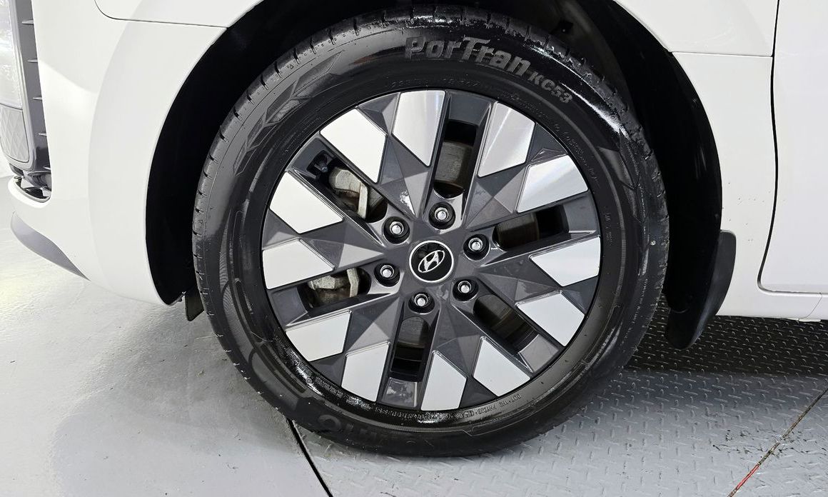 Hyundai Staria 4WD Lounge 9-Seater, 2023