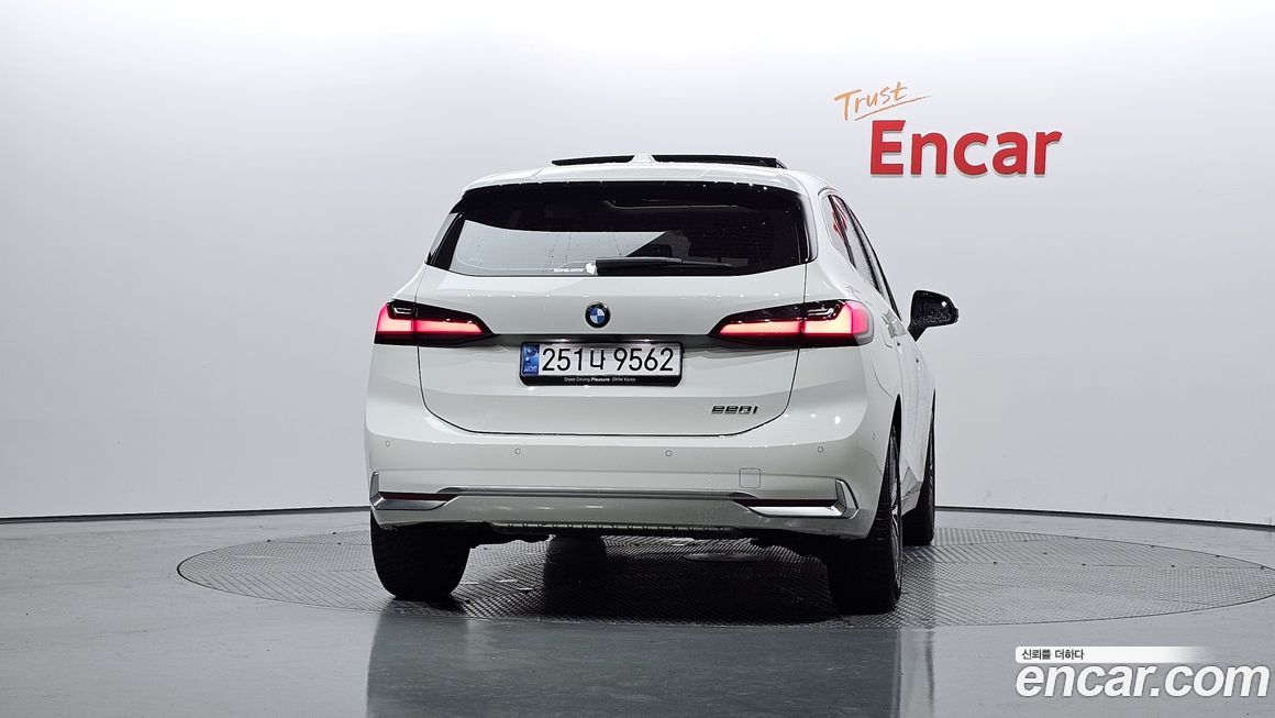 BMW 2-Series 220i Luxury, 2025