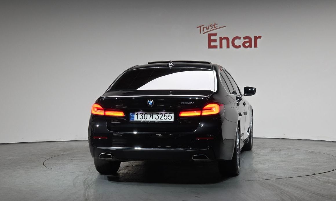 BMW 5-Series 520i Luxury, 2023
