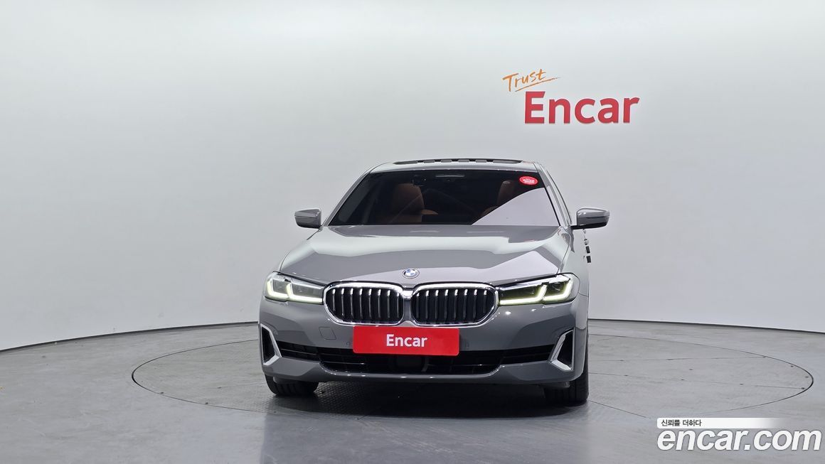 BMW 5-Series 520i Luxury, 2022