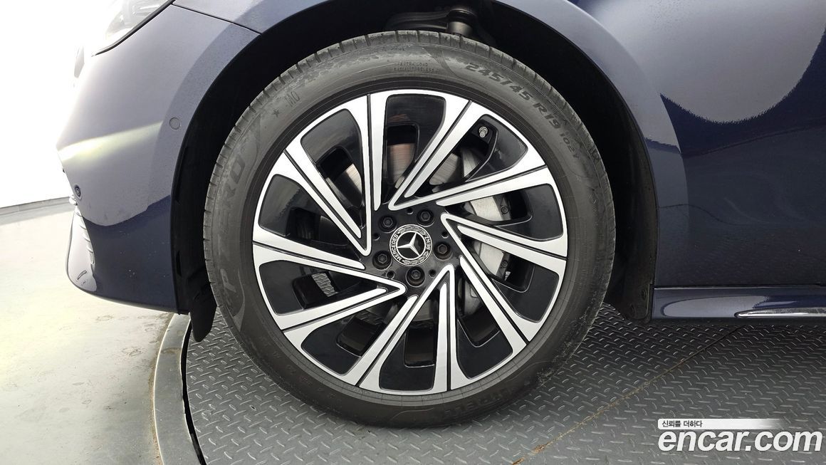 Mercedes-Benz E-Class E300 4MATIC Exclusive, 2025