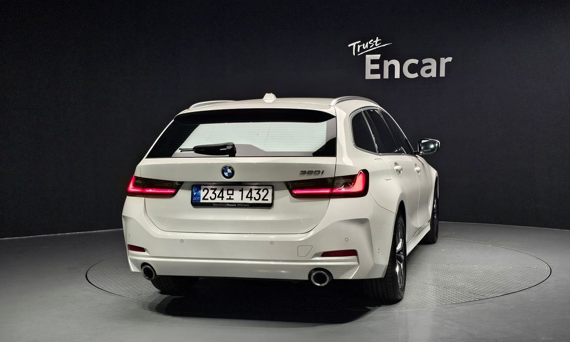 BMW 3-Series 320i Touring, 2024