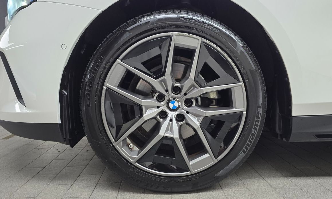 BMW 5-Series 520i, 2024