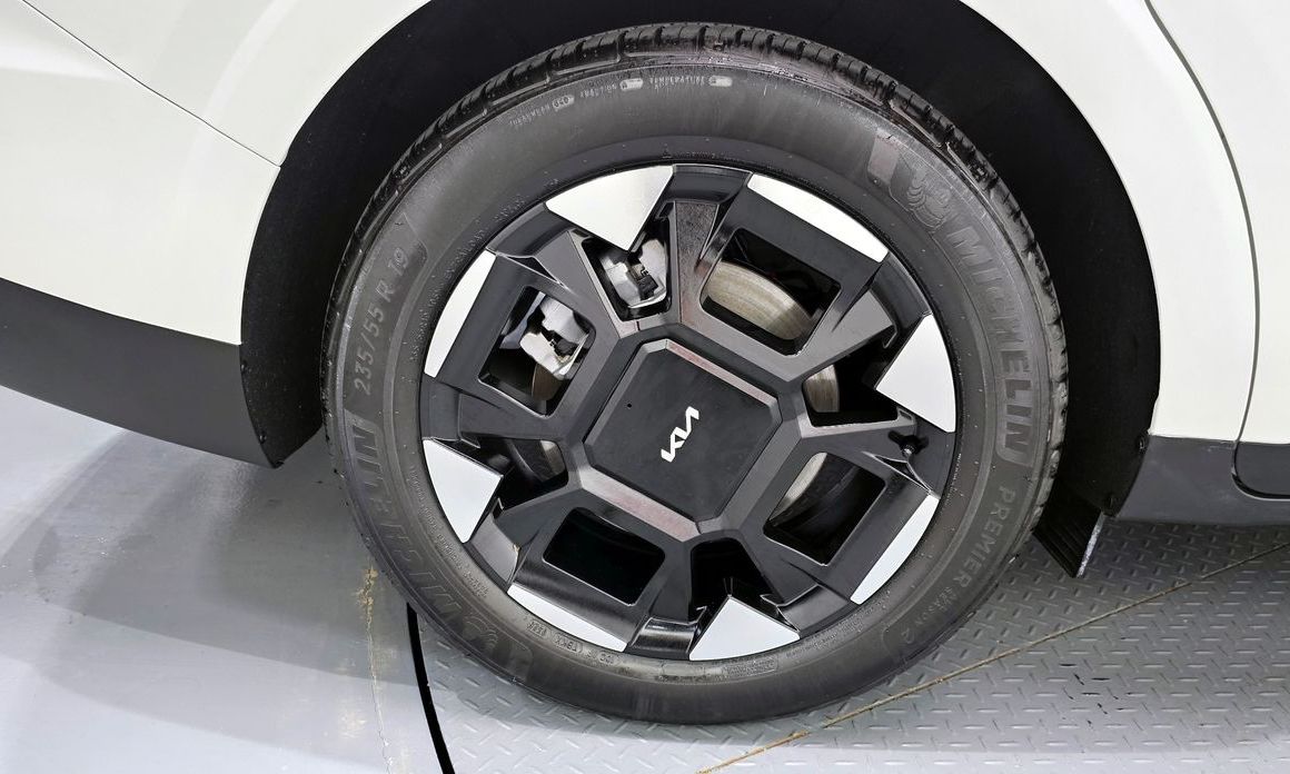 Kia Carnival 9-Seater Signature, 2025