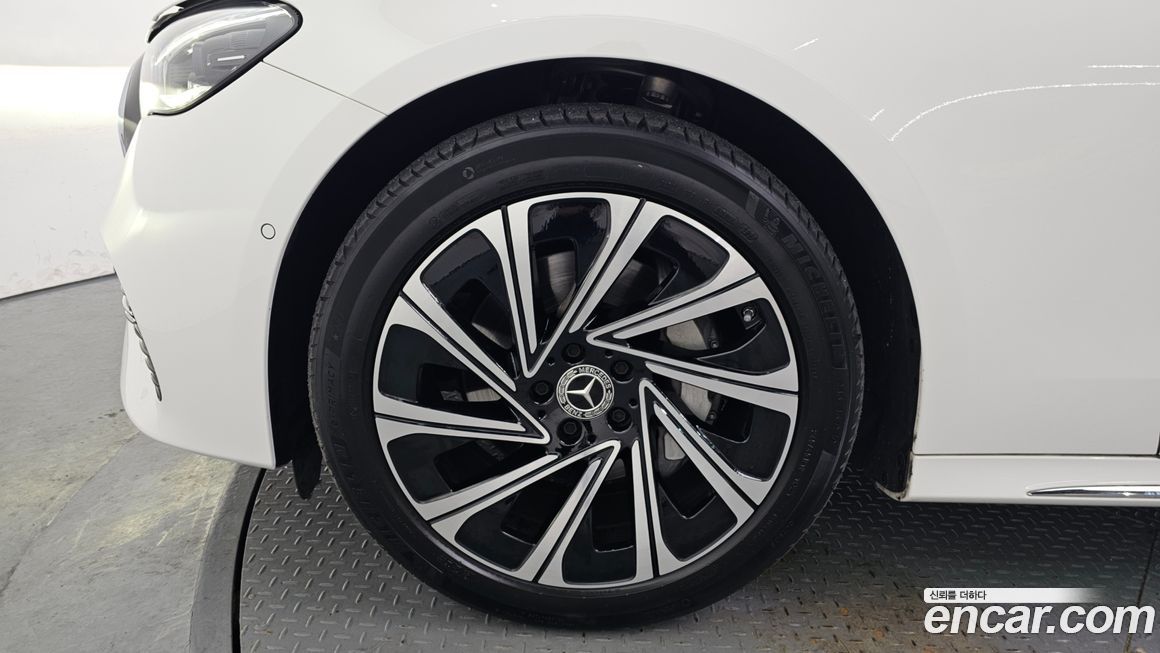 Mercedes-Benz E-Class E300 4MATIC Exclusive, 2025