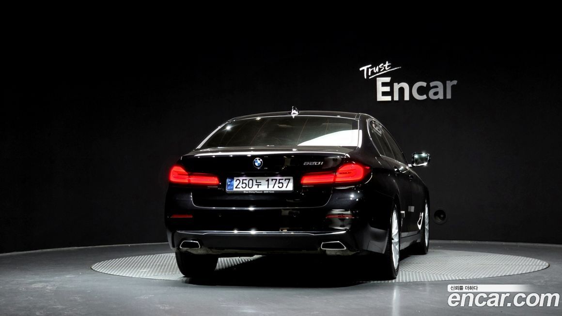 BMW 5-Series 520i Luxury, 2022