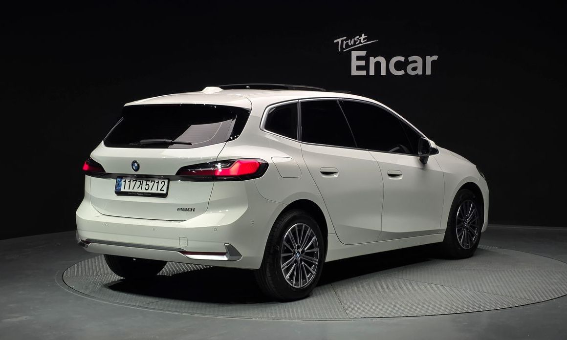 BMW 2-Series 220i Luxury, 2024
