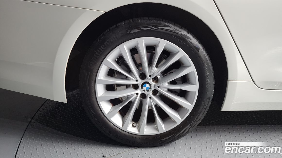 BMW 5-Series 520i Luxury, 2023