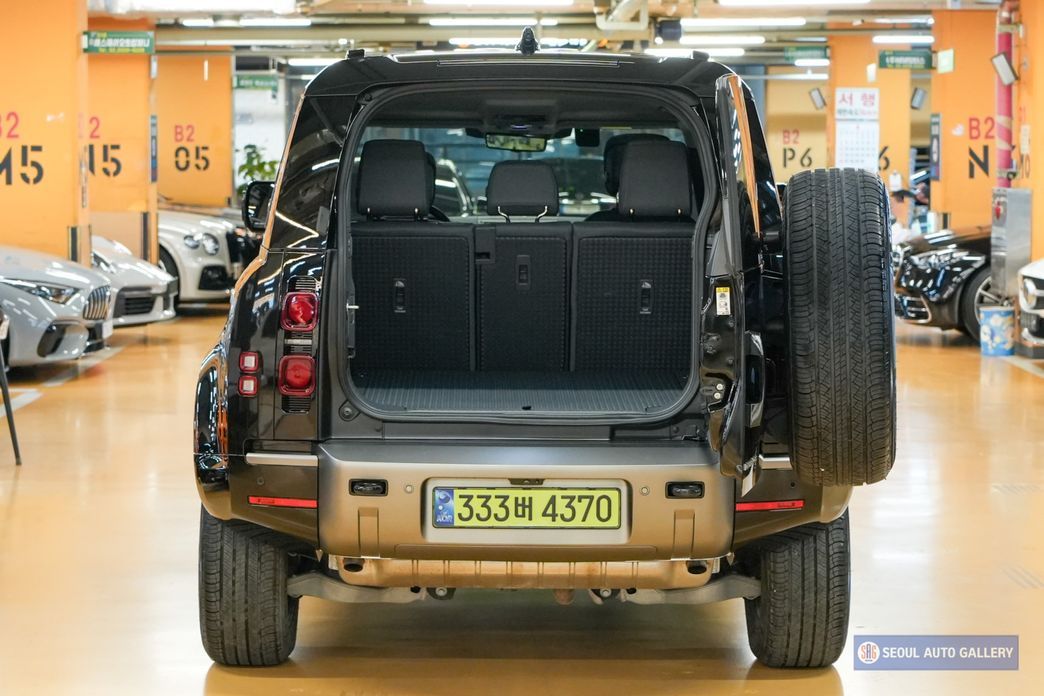 Land Rover Defender 110 P300 X-Dynamic SE, 2024