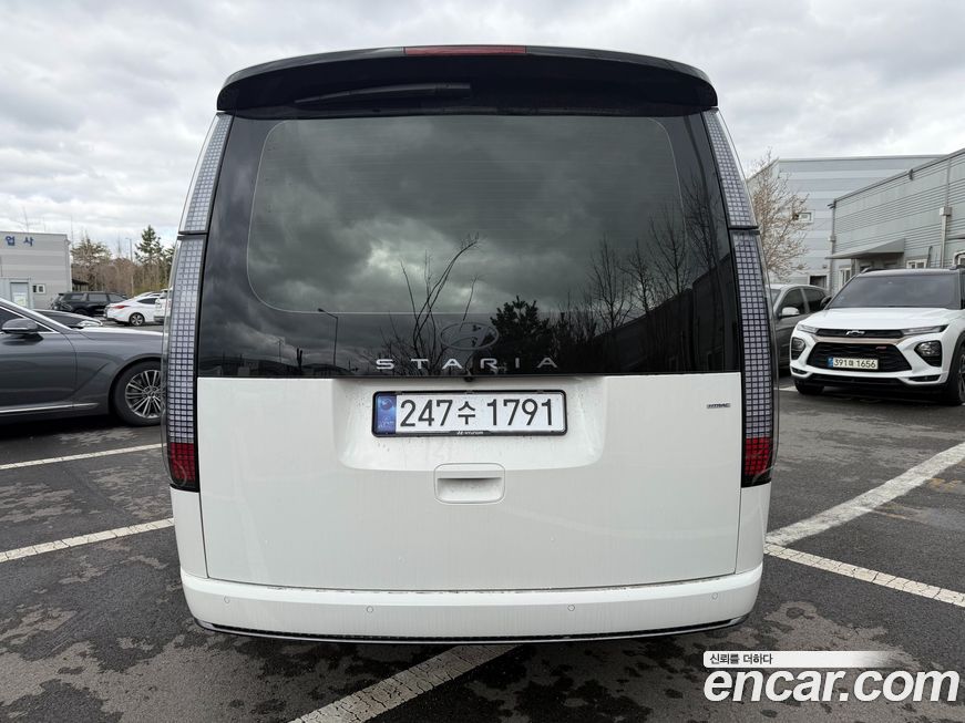 Hyundai Staria 4WD Lounge 9-Seater, 2025