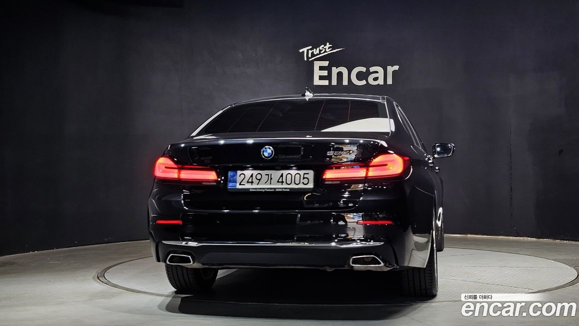 BMW 5-Series 520i Luxury, 2022