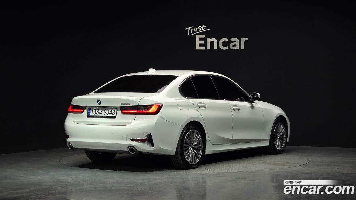 BMW 3-Series 320i Luxury, 2022