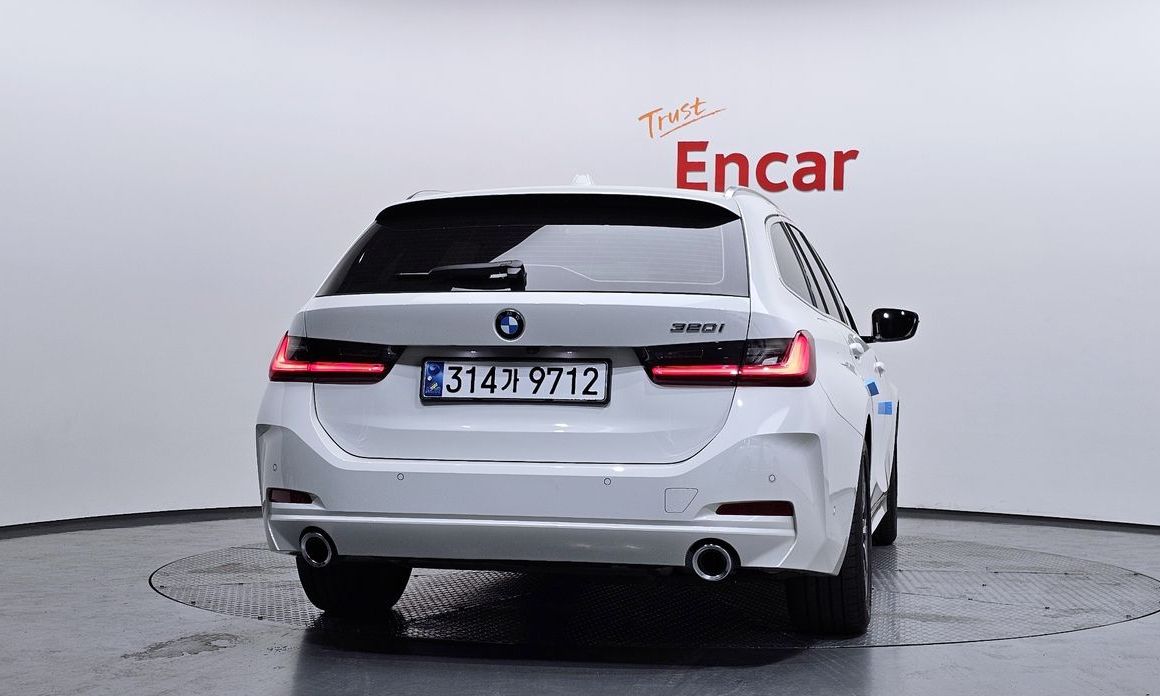 BMW 3-Series 320i Touring, 2024