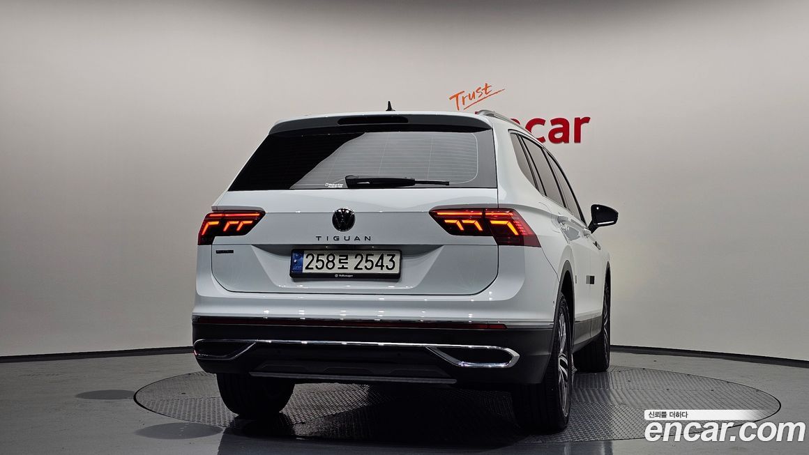 Volkswagen Tiguan 2.0 TSI Prestige, 2024