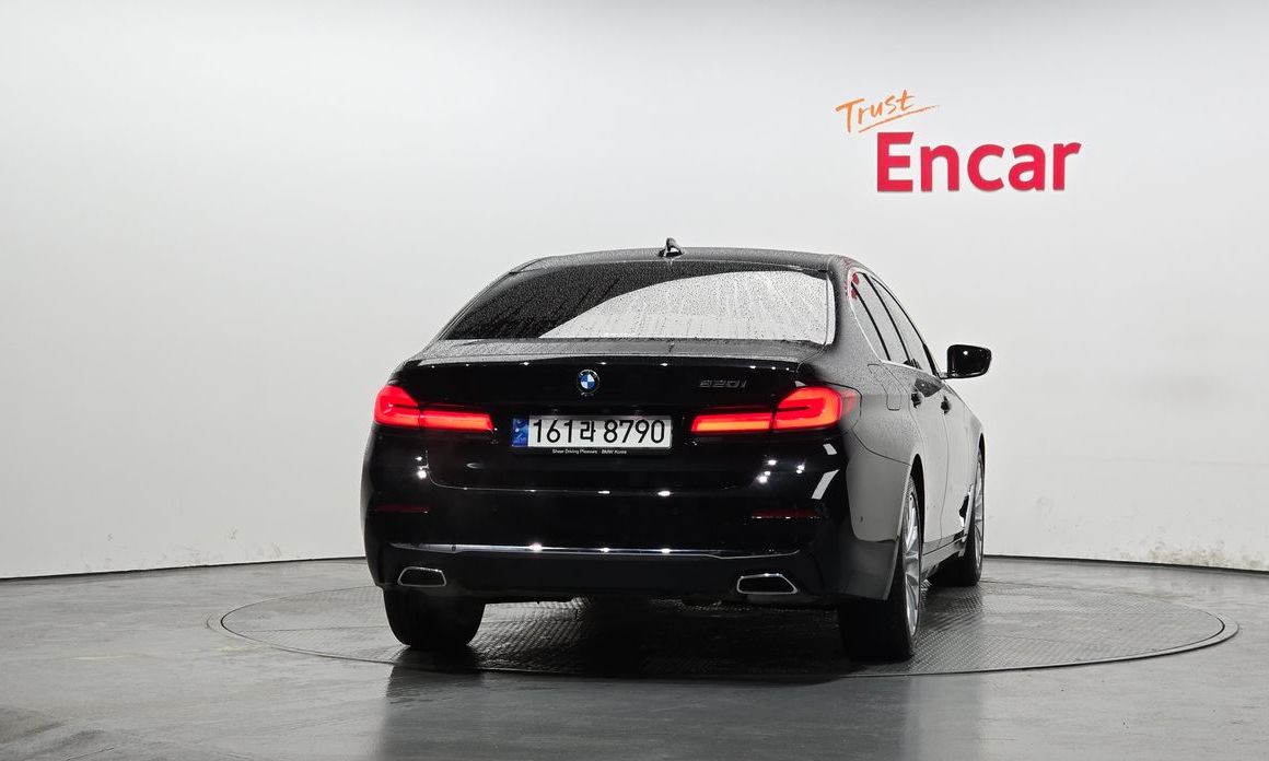 BMW 5-Series 520i Luxury, 2023
