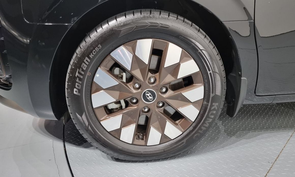 Hyundai Staria 4WD Lounge 7-Seater, 2024