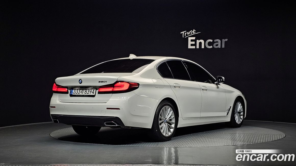 BMW 5-Series 520i Luxury, 2023