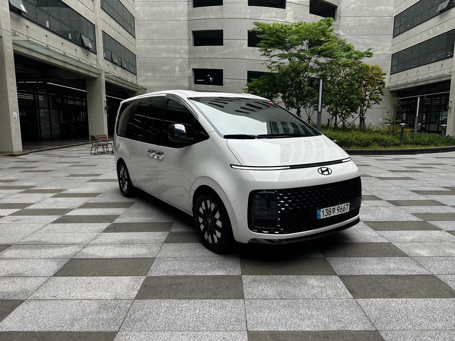 Hyundai Staria 4WD Lounge 9-Seater, 2025