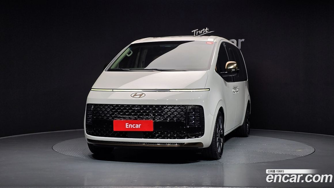 Hyundai Staria 4WD Lounge 7-Seater, 2025