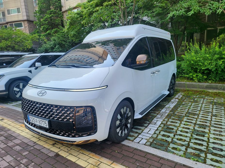 Hyundai Staria 4WD Lounge 9-Seater, 2025