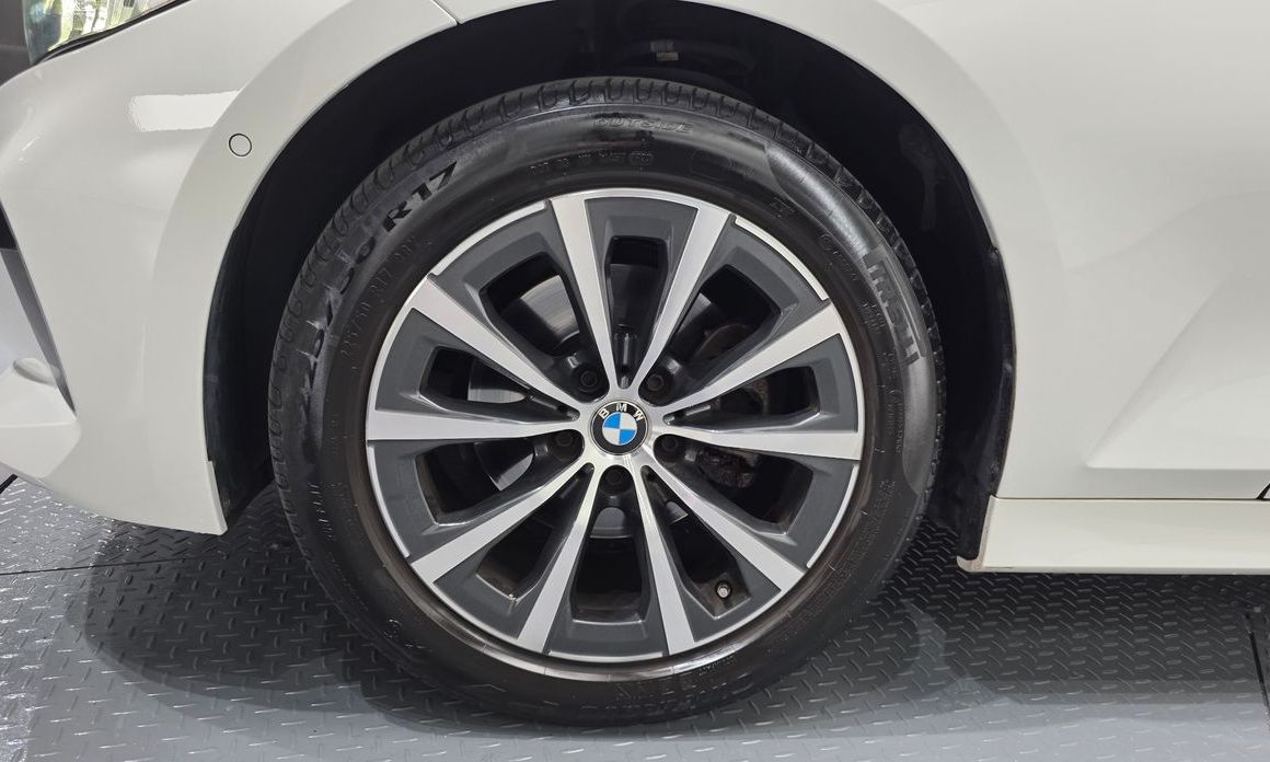 BMW 3-Series 320i, 2024