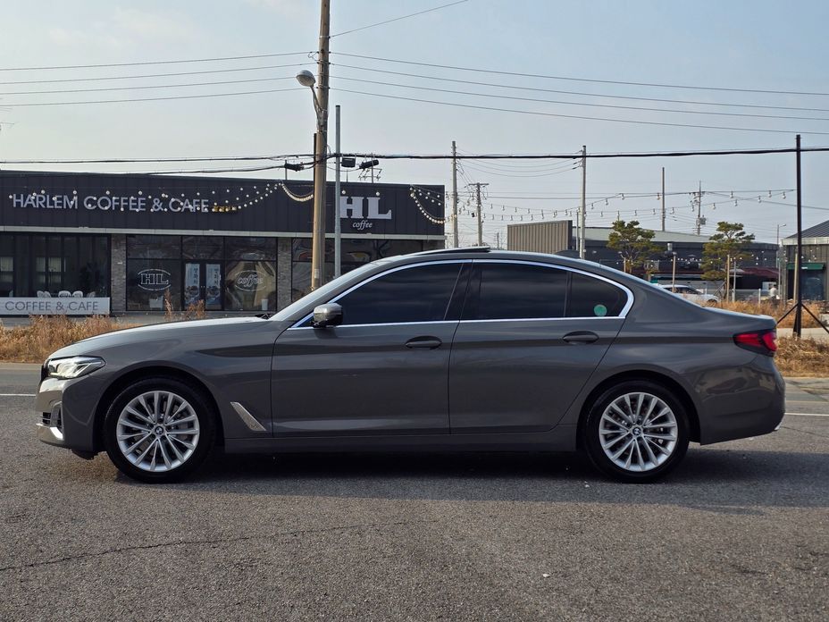 BMW 5-Series 530i Luxury, 2022