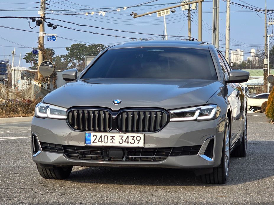 BMW 5-Series 530i Luxury, 2022