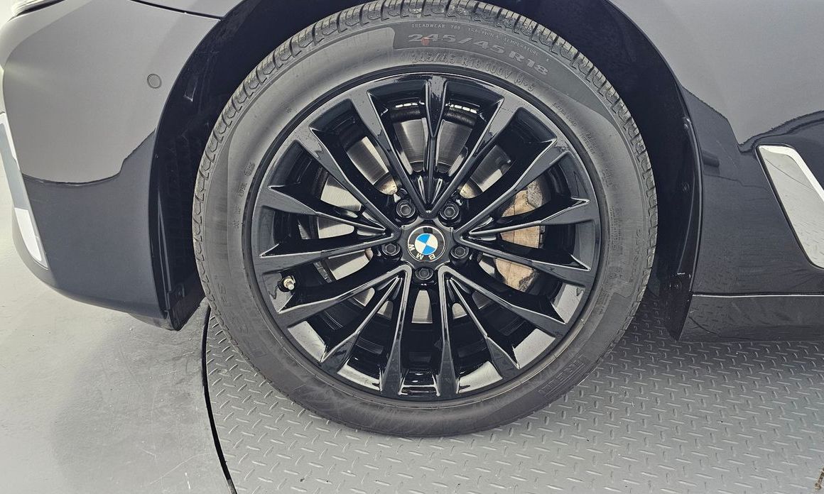 BMW 5-Series 530i Luxury, 2022
