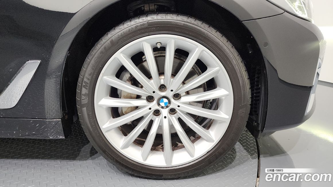 BMW 5-Series 530i xDrive Luxury, 2023