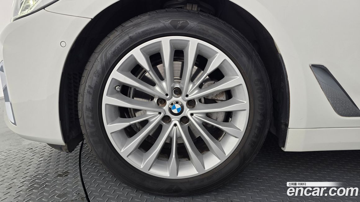 BMW 5-Series 520i Luxury, 2023