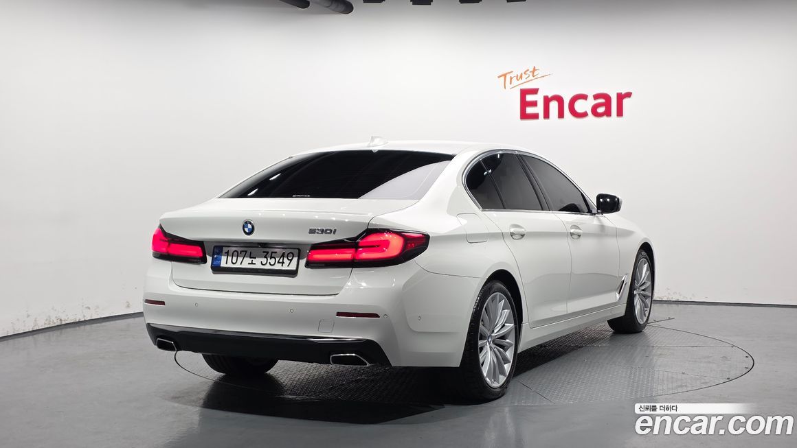 BMW 5-Series 530i Luxury, 2023