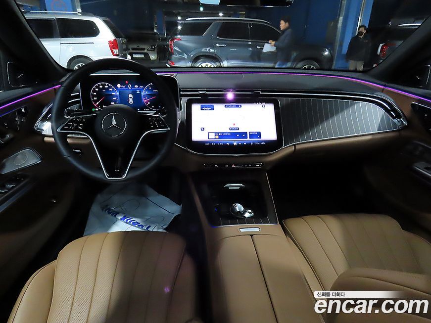 Mercedes-Benz E-Class E300 4MATIC Exclusive, 2025