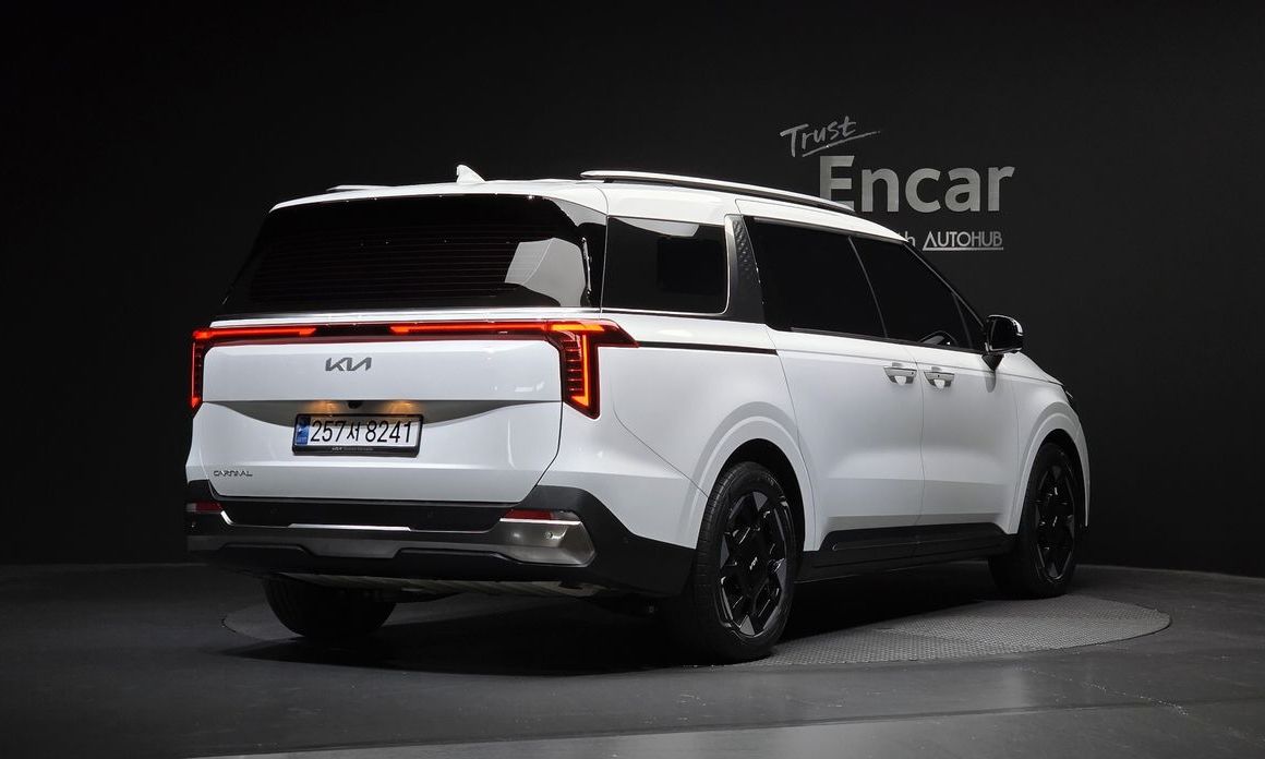 Kia Carnival 7-Seater Outdoor, 2025