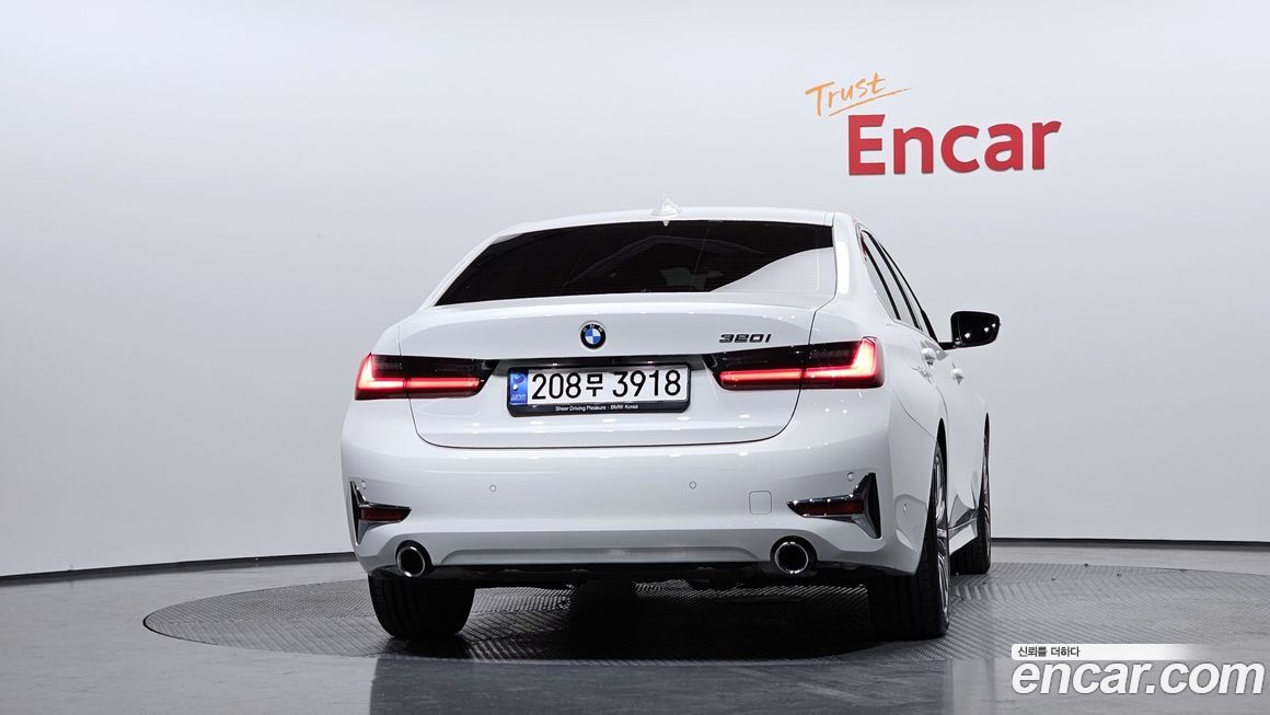 BMW 3-Series 320i Luxury, 2022