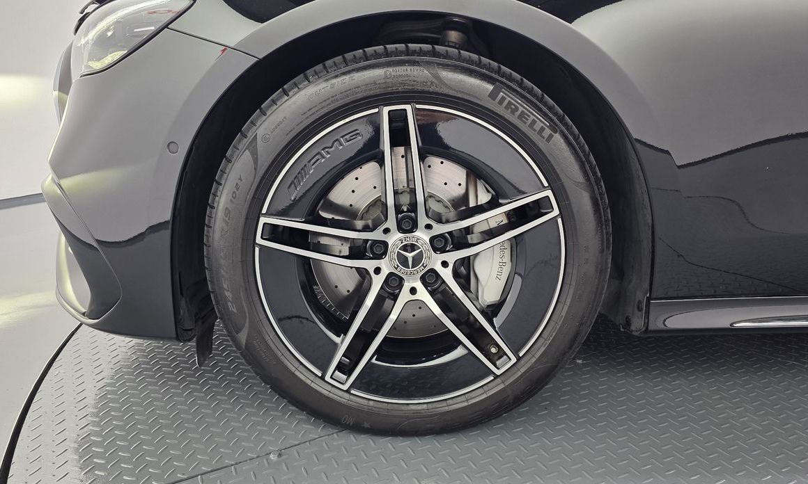Mercedes-Benz E-Class E300 4MATIC AMG Line, 2025