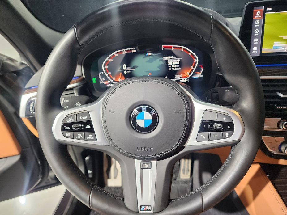 BMW 5-Series 520i M Sport, 2021
