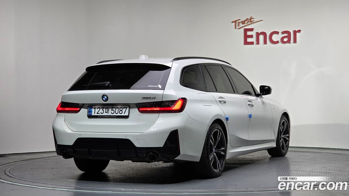 BMW 3-Series 320i Touring M Sports, 2025