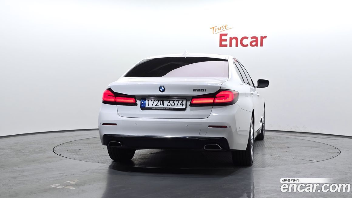BMW 5-Series 520i Luxury, 2023