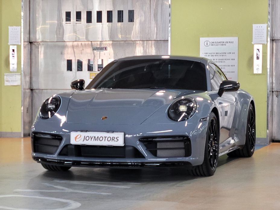 Porsche 911 Carrera 4 GTS, 2024