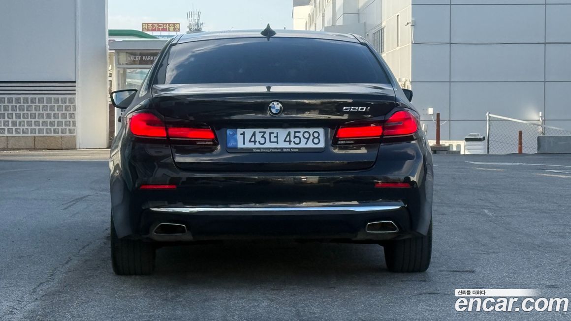 BMW 5-Series 520i Luxury, 2023