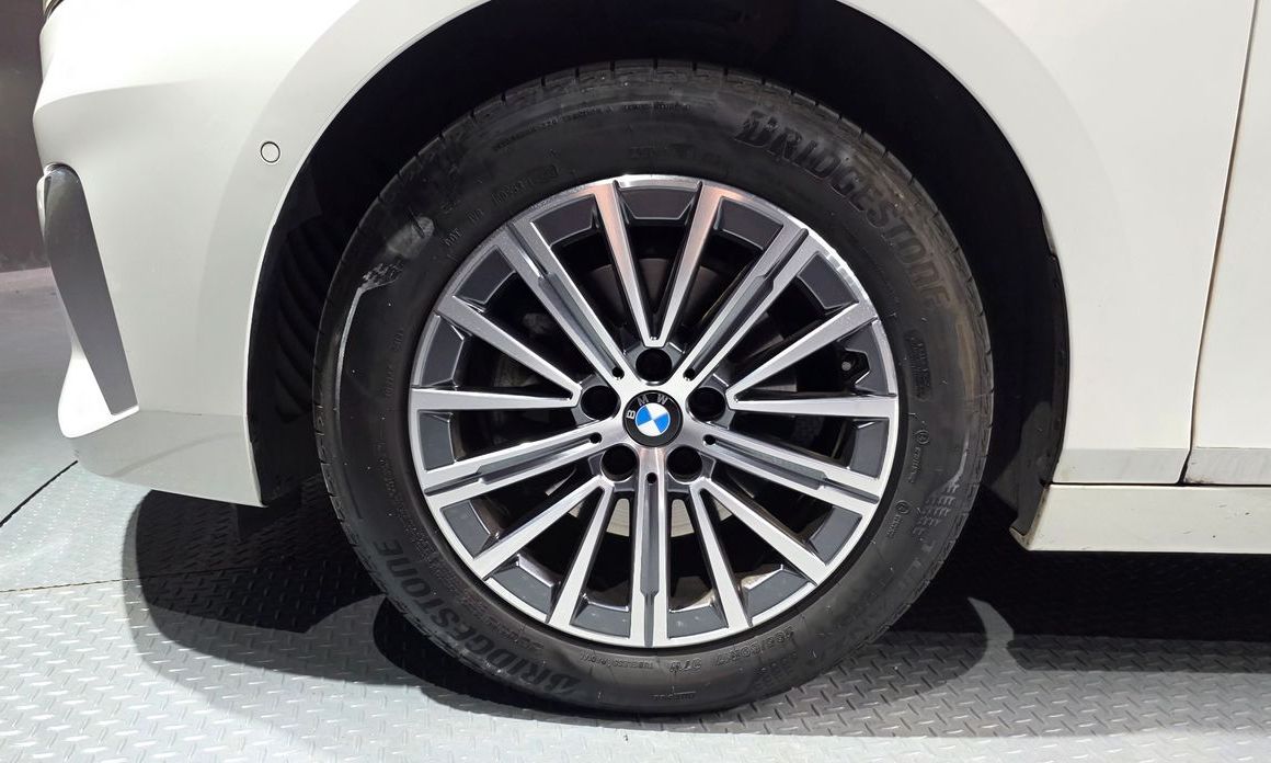 BMW 2-Series 220i Luxury, 2024