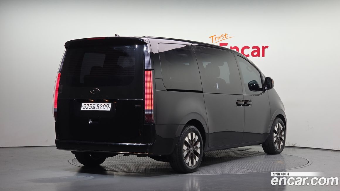 Hyundai Staria 4WD Lounge 7-Seater, 2023