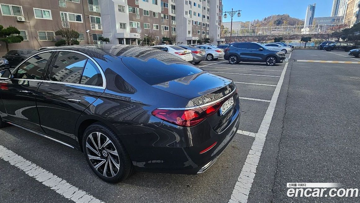 Mercedes-Benz E-Class E300 4MATIC Exclusive, 2025