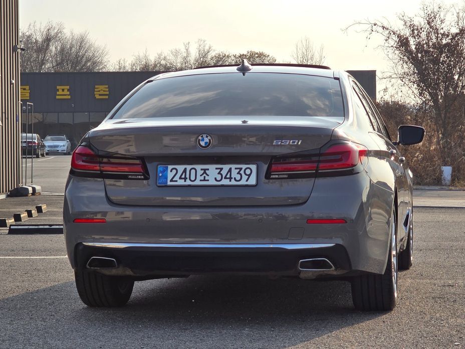 BMW 5-Series 530i Luxury, 2022