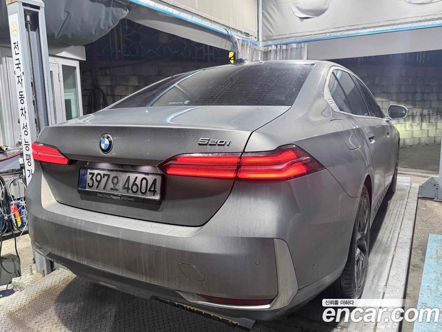 BMW 5-Series 520i, 2025