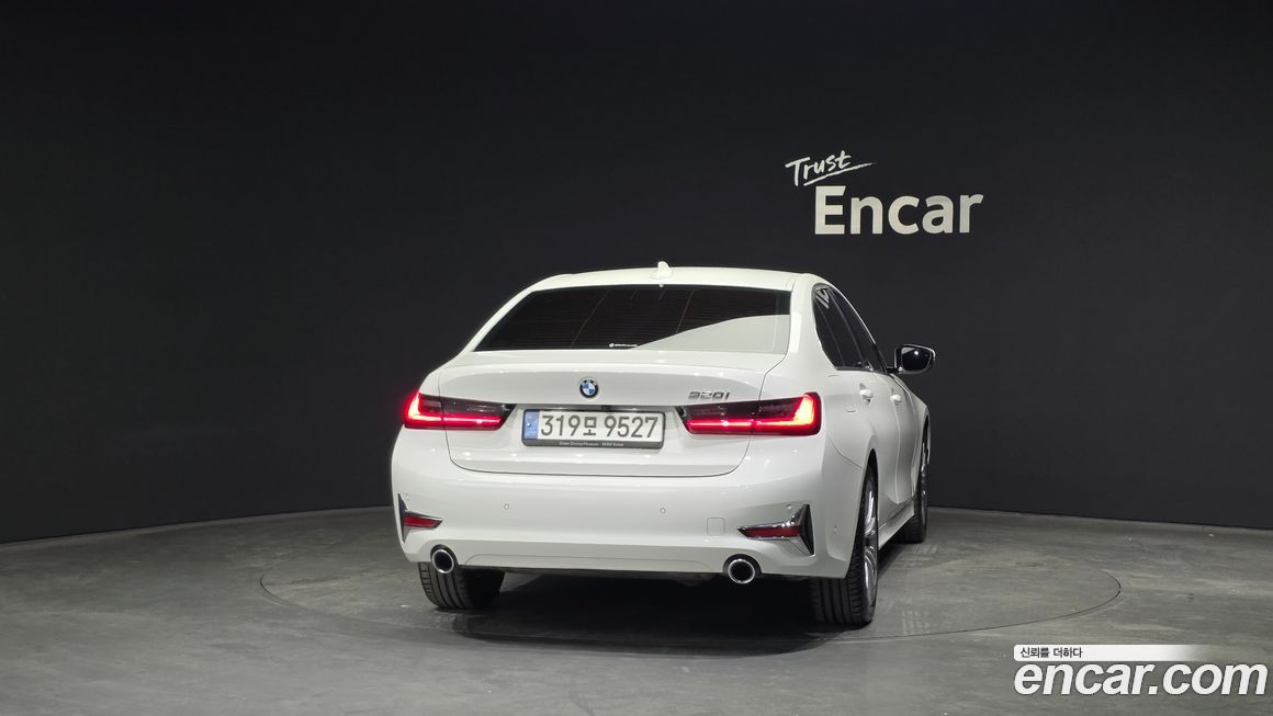 BMW 3-Series 320i Luxury, 2022