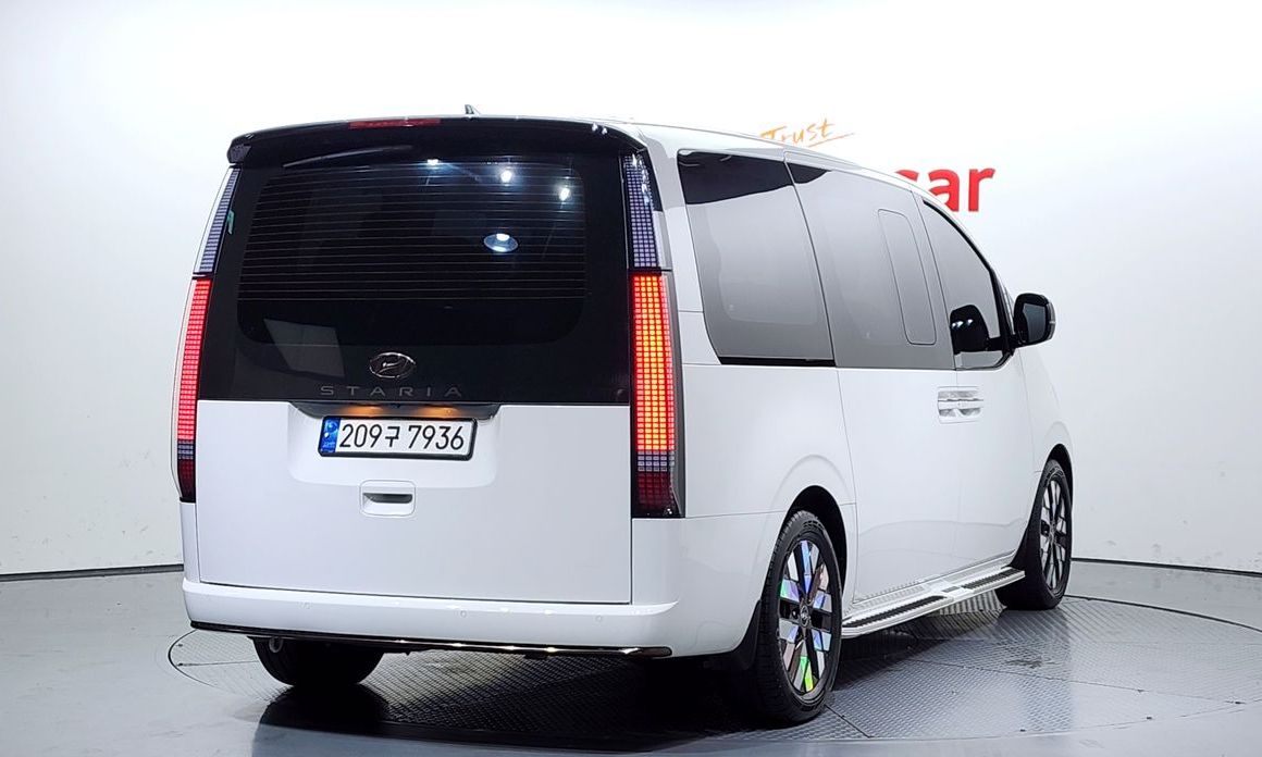 Hyundai Staria 4WD Lounge 9-Seater, 2023